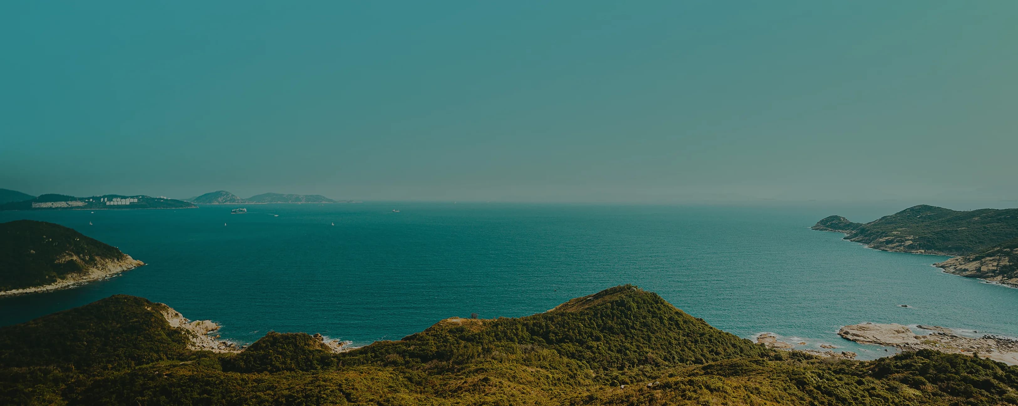 Imagen de un bonito paisaje marino con estadísticas que muestran que 22 000 instituciones educativas, 9000 organizaciones públicas y sin ánimo de lucro, 12 000 empresas y millones de alumnos de todo el mundo utilizan Rosetta Stone.