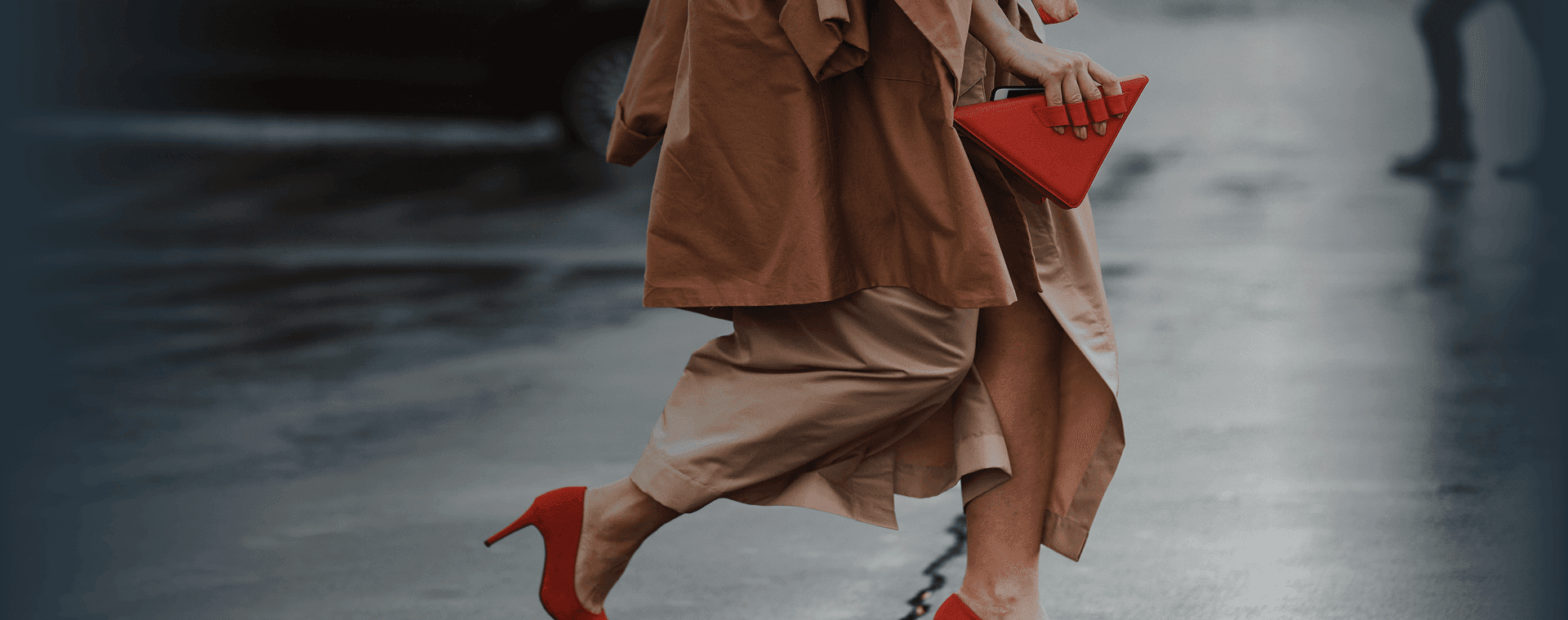 Una mujer bien vestida, con hermosos tacones altos rojos y un bolso rojo de moda, cruza la calle. Se superpone la frase francesa "bien habillé" con su traducción al español, "bien vestido".